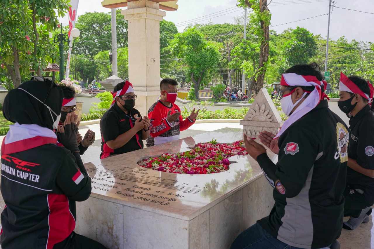 Ziarah dan berdoa di makam pahlawan WR Supratman 